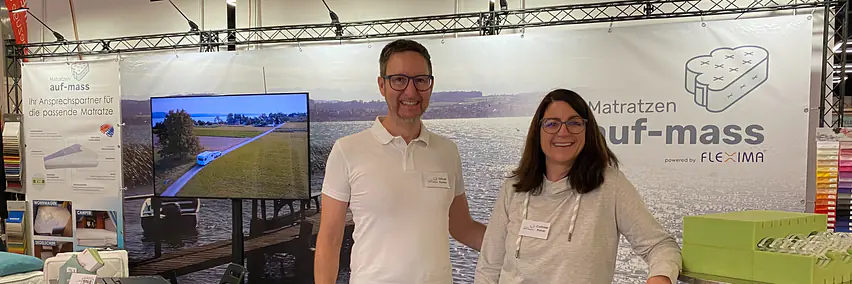 Massmatratzen zum Probe liegen