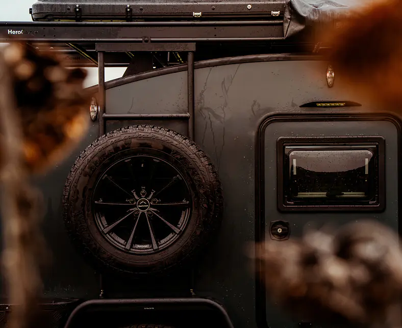 photo_hero_camper-bushwaka-tournesol-zoom-min.jpg