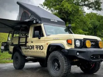 Toyota Land Cruiser J78  Un J78 équipé du toit relevable Hercules Alu-Cab: venez découvrir cette configuration de voyage.  Ein J78 mit Alu-Cab Hercules-Aufstelldach: Entdecken Sie diese Reisekonfiguration vor Ort.
