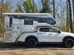 Kampera Explorer 240  Pour ceux qui souhaitent plus de place et de praticité, notre cellule Kampera Explorer 240 sera votre alliée de choix  Für alle, die sich mehr Platz und praktische Lösungen wünschen, ist unsere Wohnkabine Kampera Explorer 240 der ideale Begleiter.