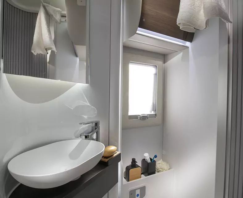3304-coral-mb-650-sl-bathroom-open-jm81311.jpg